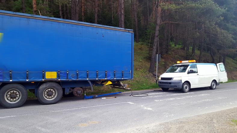 naprawa na&nbsp;drodze